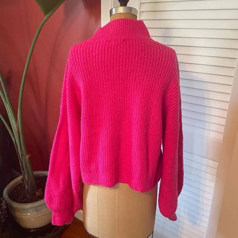 LUMIERE | bright pink crop cowl neck sweater L